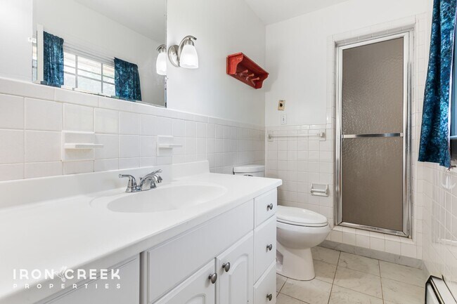 Building Photo - Spacious West Asheville Home with Dual Kit...
