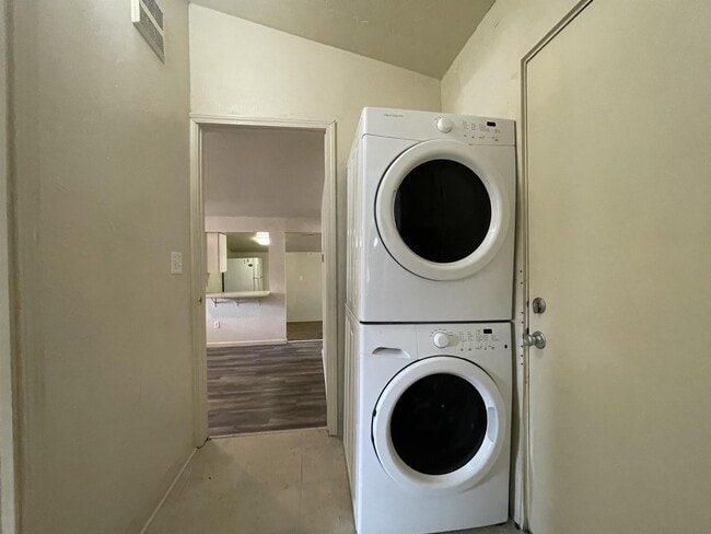 Building Photo - 524 W 1st Ave