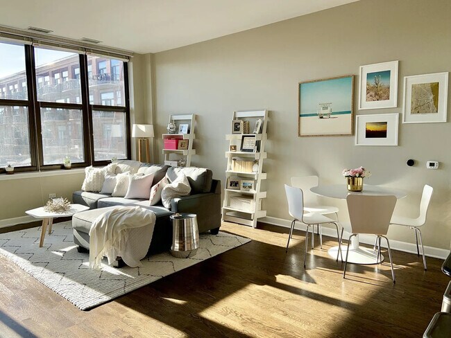 Building Photo - 15 S Throop St