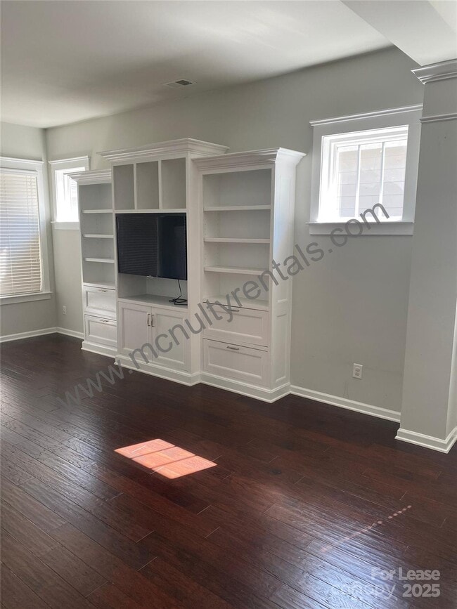 Building Photo - 4221 Courtly Ln