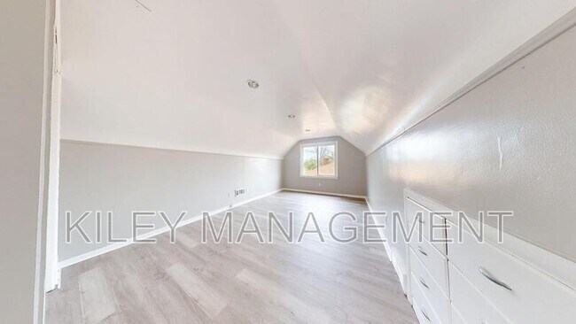Building Photo - 16501 Fairmount Dr
