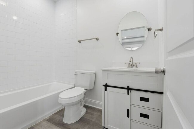 Building Photo - 522 Kelton Ave