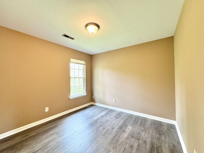 Building Photo - 4 Bedroom Off Franklin Blvd