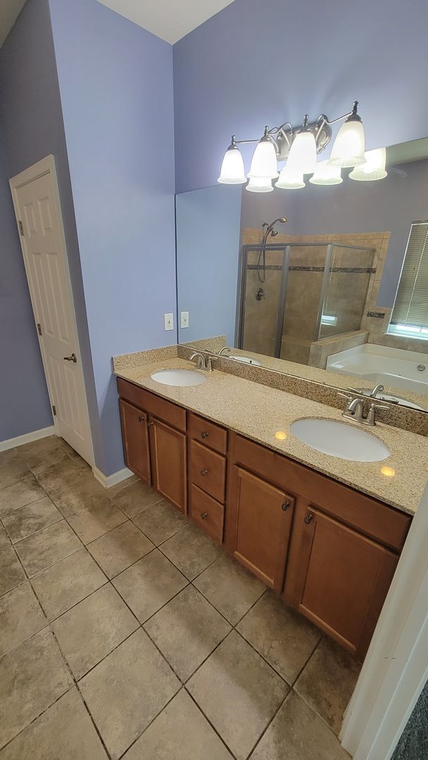 Building Photo - 4 Bed, 3.5 Townhome in Five Forks is Avail...