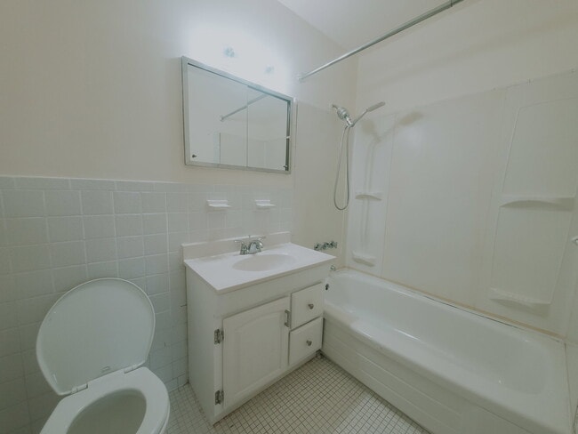 Building Photo - 140 Grove St