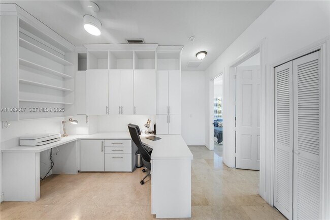 Building Photo - 3922 SW 60th Ave