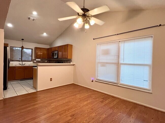 Building Photo - Spacious 3 bedroom 2 bath 2 car garage hom...