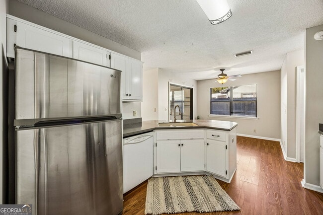 Building Photo - 132 N Woodvalley Dr