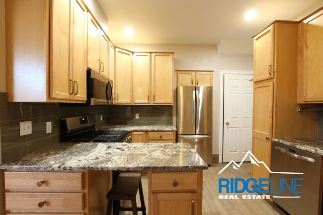 Building Photo - MOVE IN SPECIAL! Large Remodeled Condo with Garage for Lease!