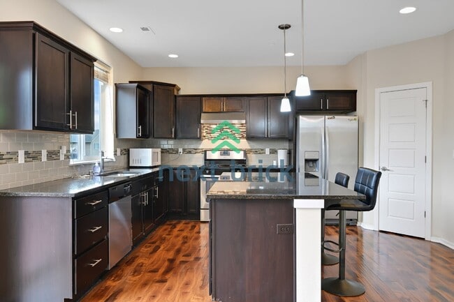 Building Photo - Spacious 3-Bedroom Lynnwood Retreat with 2230 sqft of Comfort!