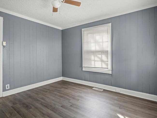 Building Photo - Spacious 2 Bed, 1 Bath Apartment