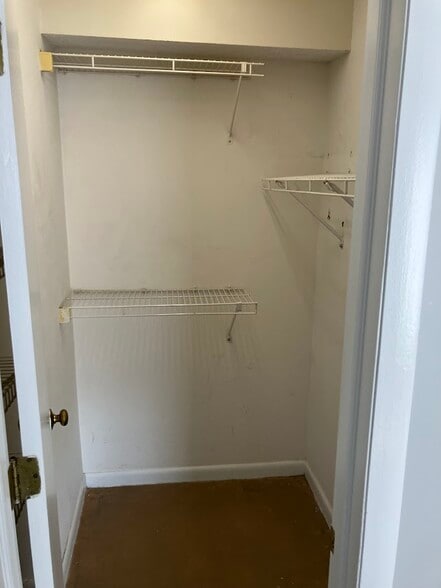 Walk-in closet - 1600 Park Cir