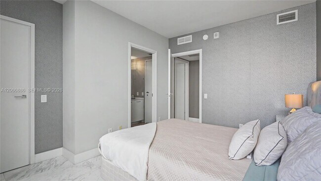 Building Photo - 1300 Brickell Bay Dr