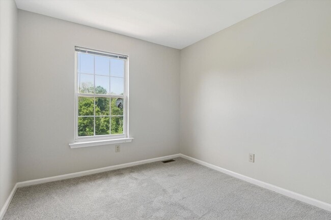 Building Photo - Freshly Updated 3B/2.5B Townhome with Walk...