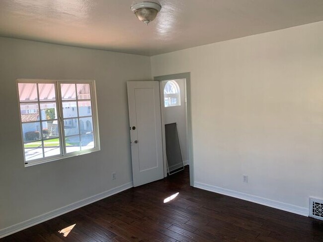 Building Photo - CUTE Side-by-Side 2 Story Duplex