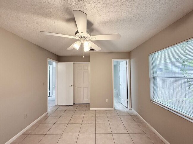 Building Photo - CUTE AFFORDABLE 2/2 DUPLEX off Michigan!