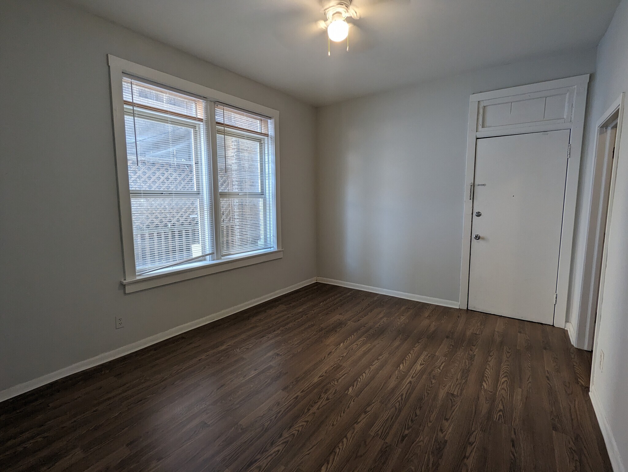 Building Photo - 1423 N Maplewood Ave