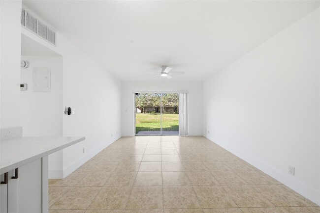Building Photo - 3228 Coral Ridge Dr