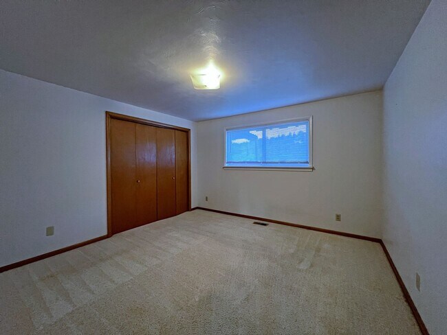 Building Photo - Rental ranch rambler - 3 bed, 2.5 bath, 2 ...