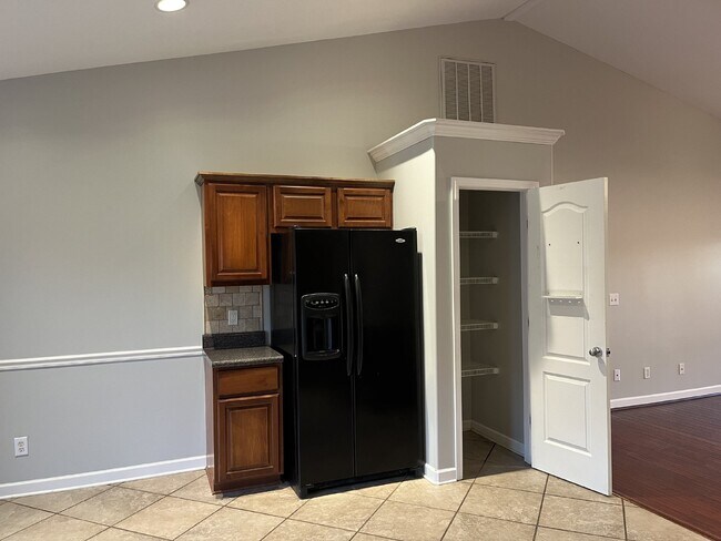 Building Photo - 5004 Pelican Ct