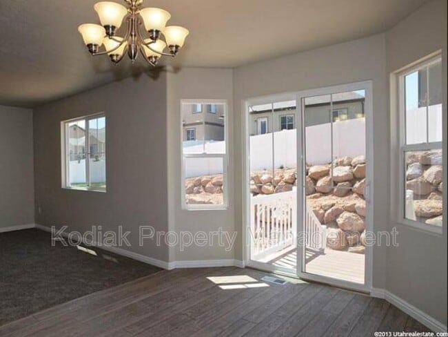 Building Photo - 3325 Redshoulder Dr