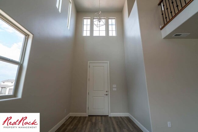 Building Photo - Beautiful Townhome in Hurricane Heights!