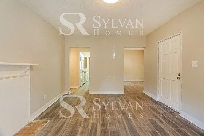 Building Photo - 3 BR, 2 BA home in Oakwood Estates