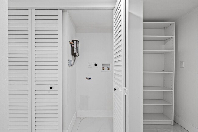 Building Photo - 510 W Park Dr