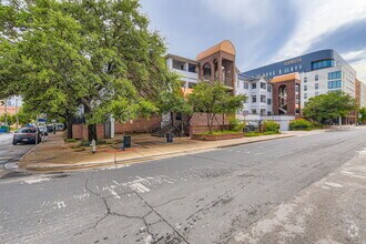 Building Photo - "Charming 1-Bedroom Haven in Austin's Hear...