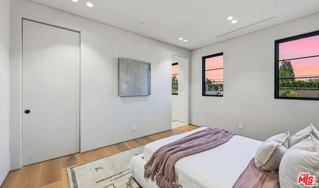 Building Photo - 4900 Valjean Ave