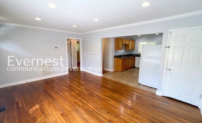 Building Photo - 2 Bed/1 Bath Home with Garage / Available Now!