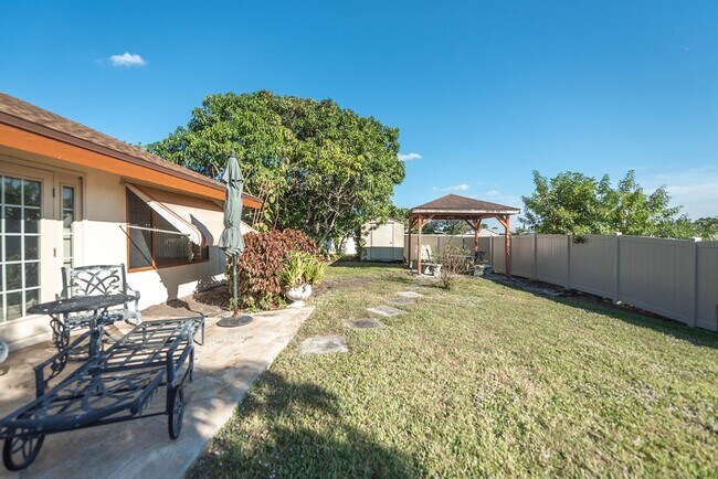 Building Photo - Welcome to this spacious three-bedroom, three-bath home in the heart of Palm Bay