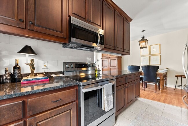 Building Photo - Charming, Step-Less 2 bedroom home with Private Patio Near Lake Lanier