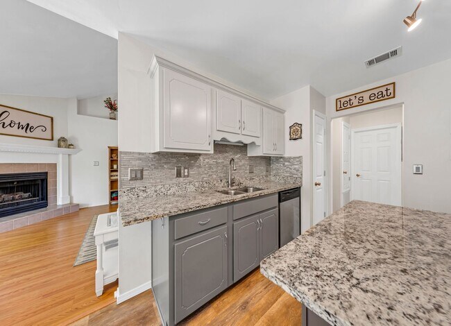 Building Photo - 4501 Parkwood Square