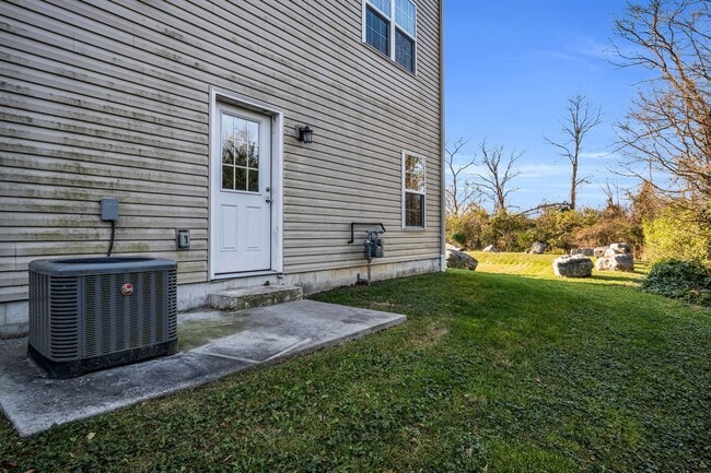 Building Photo - Luxury 4/BR, 2.5 bath townhouse