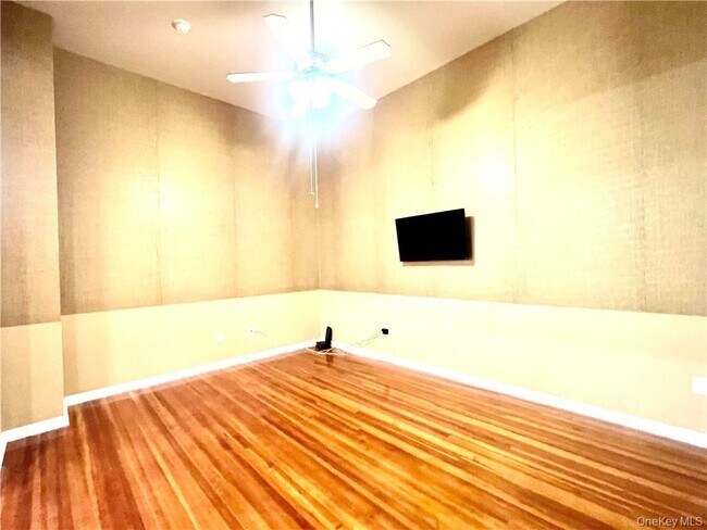 Building Photo - 4 E Main St