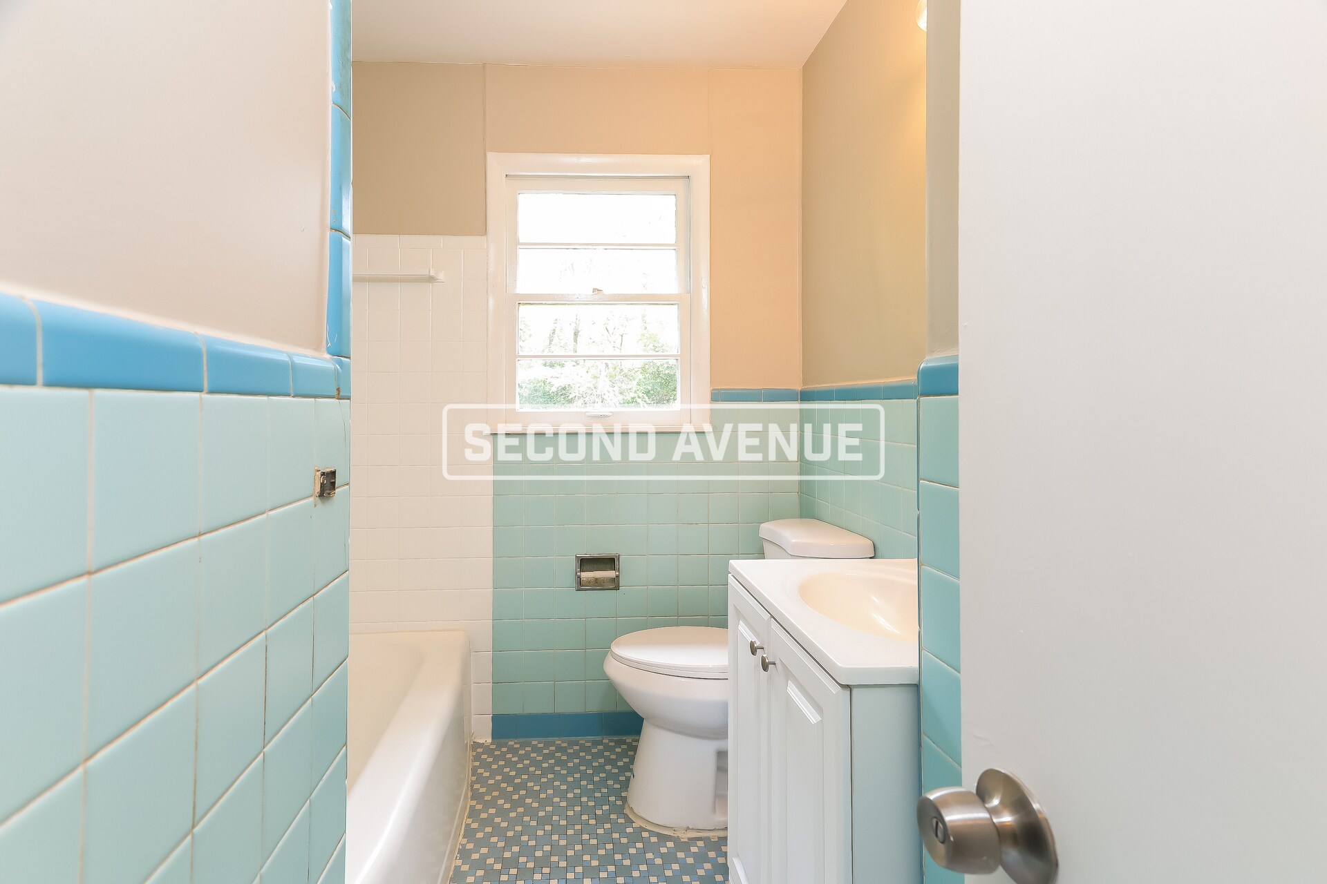 Building Photo - 241 Lake Dr NE