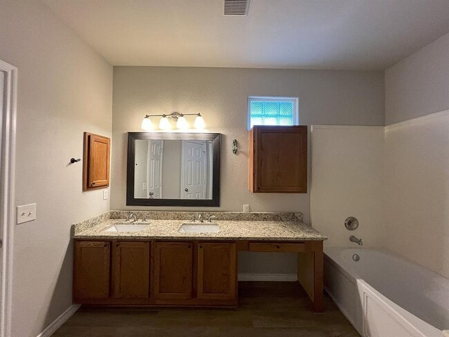 Building Photo - 1112 Vanderbilt Cir