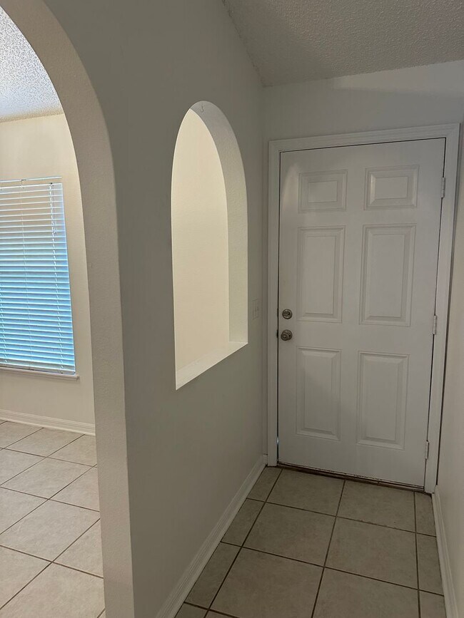 Building Photo - Move in condition 3 Bedroom 2 Bath 2 Car Garage Call Carole Arcaro 386-216-4900 Deltona Lakes Realty