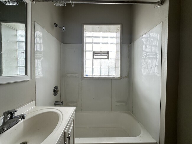 Building Photo - 6710 S Claremont Ave