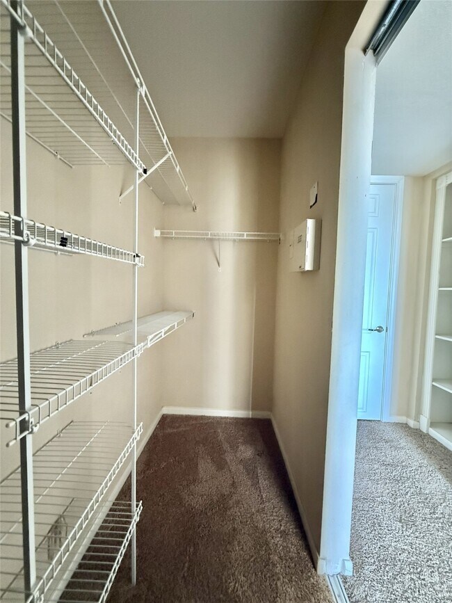 Building Photo - 7575 Kirby Dr