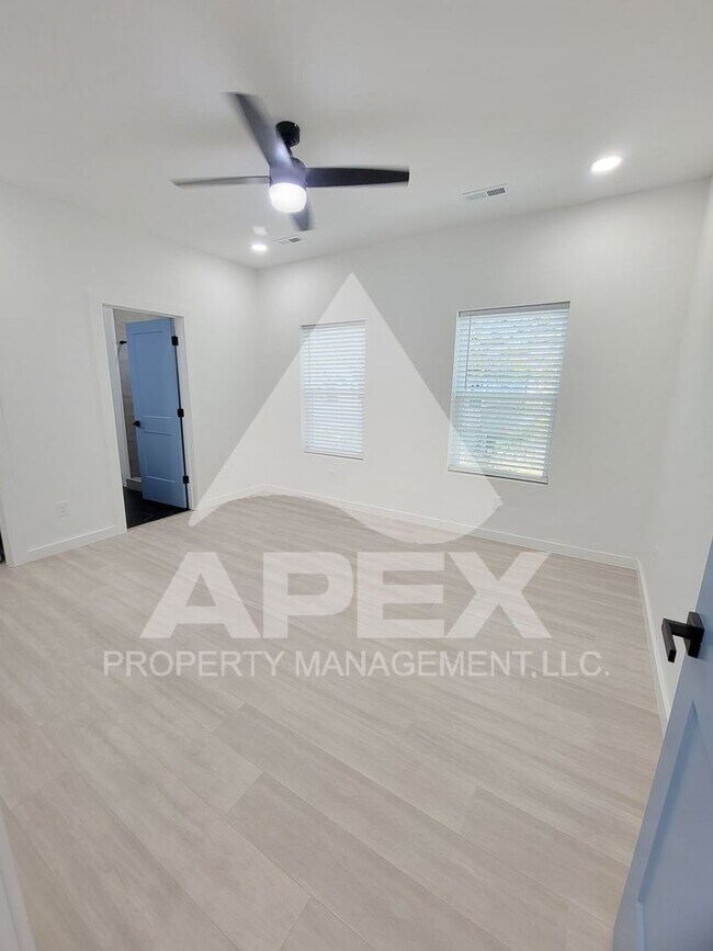 Building Photo - 3 Bd - 2 Ba Single family home mins from D...