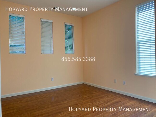 Building Photo - 933 Desmet Dr