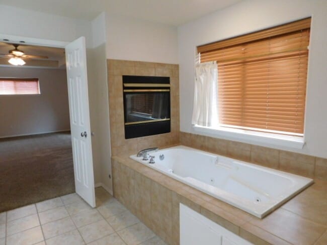 Building Photo - 4Bd/2.5Ba Two Story House - Available to View!