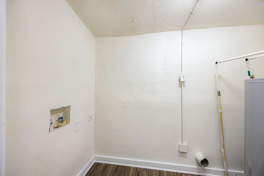 Building Photo - Full Renovation!