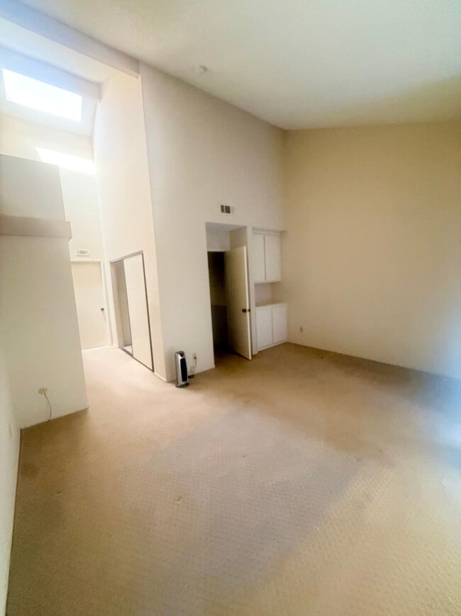 Building Photo - AWESOME 2 BEDROOM 2 BATH CONDO