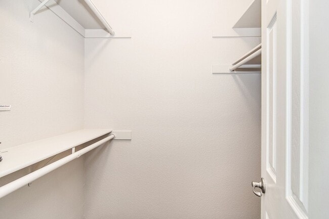Building Photo - Nicely upgraded townhouse in resort-like E...