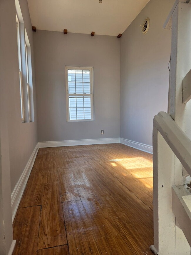 Building Photo - 844 N Harding Ave