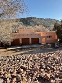 Building Photo - Large Home Near Tunnel Drive and the River