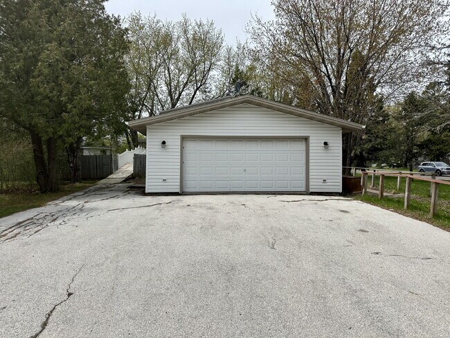 Building Photo - You've found it. This spacious 4-bedroom, 2-bathroom gem in Duluth's Kenwood neighborhood has a l...